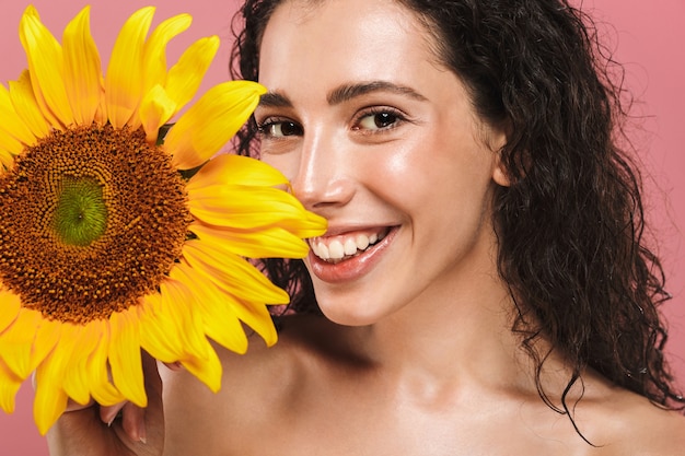 Retrato de belleza de una sonriente joven topless