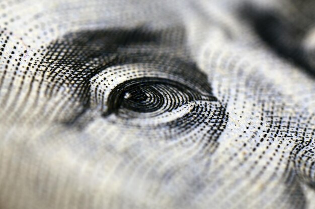 Retrato de Benjamin Franklin en vista macro de billetes de cien dólares