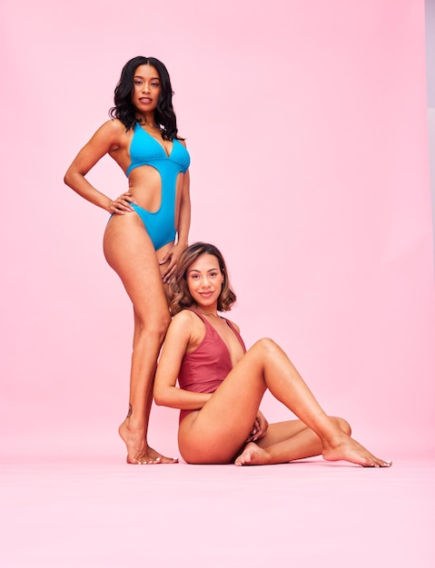 Retrato de bikini amigos y mujeres en estudio aislados en un espacio de maqueta de fondo rosa Trajes de baño juntos y chicas con positividad corporal inclusión y diversidad en la moda de verano en vacaciones en la playa