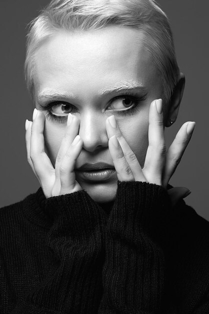 retrato en blanco y negro de Cabello Corto Mujer joven hermosa con cejas blancas de nieve