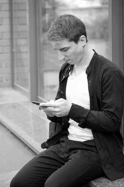 Retrato en blanco y negro de un chico guapo joven