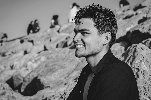 Foto retrato en blanco y negro de un hombre feliz