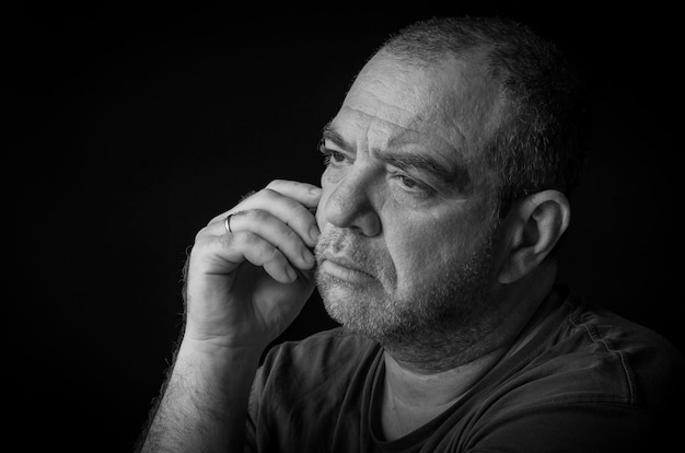 Foto retrato en blanco y negro de un hombre pensativo