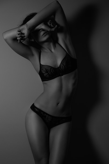 Retrato en blanco y negro de una mujer joven en ropa interior hermosa. Estilo desnudo. Belleza y atractivo. Demostración de ropa interior.