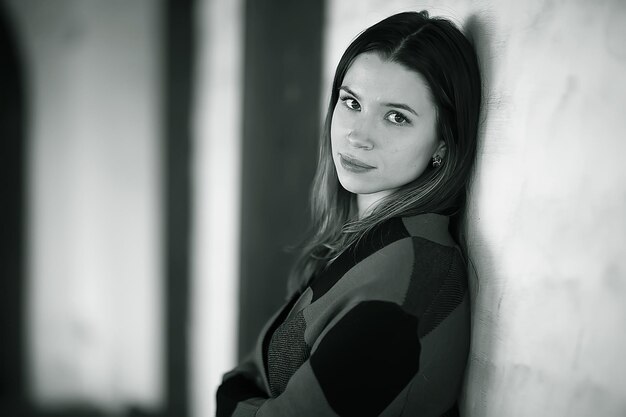 retrato en blanco y negro de una niña al aire libre