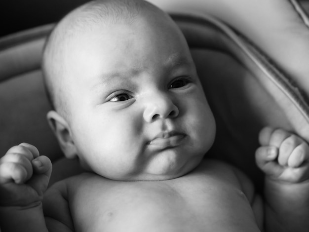 Retrato en blanco y negro de niño caucásico bebé niño