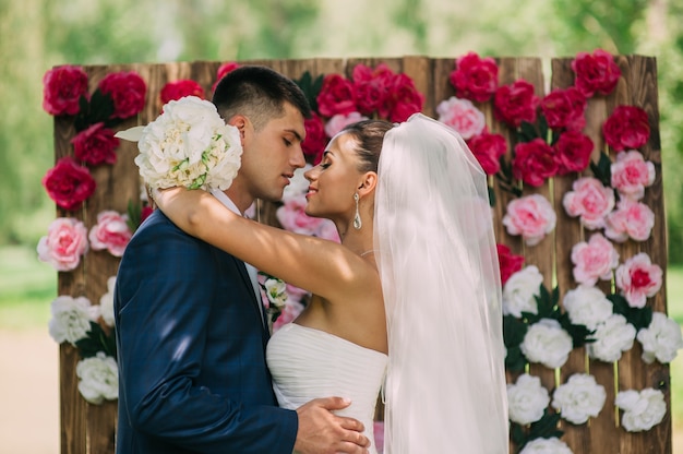 Retrato de boda de una pareja joven, novio y novia posando