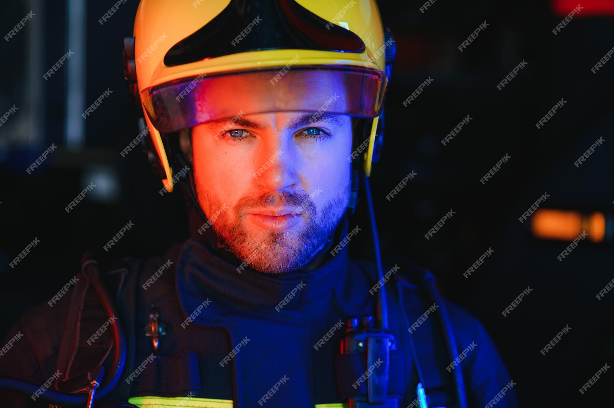 Retrato de bombero de servicio foto bombero con máscara de gas y casco  cerca del camión de bomberos