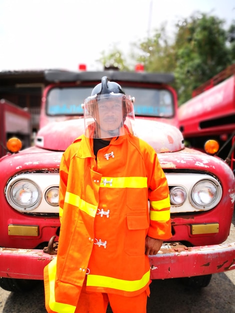Foto retrato de un bombero con uniforme