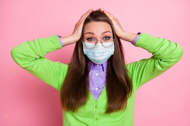 Retrato de bonita y atractiva chica afortunada geek buenas noticias disfrutar de usar máscara médica aislado fondo de color rosa pastel