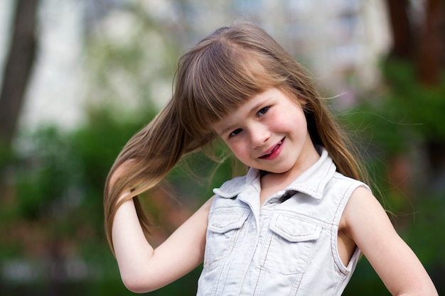 Foto retrato de una bonita niña pequeña rubia de pelo largo en slee
