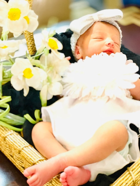 Foto retrato de una bonita niña de pie en una canasta