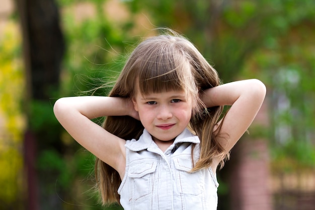 Retrato de una bonita niña rubia de pelo largo preescolar gi