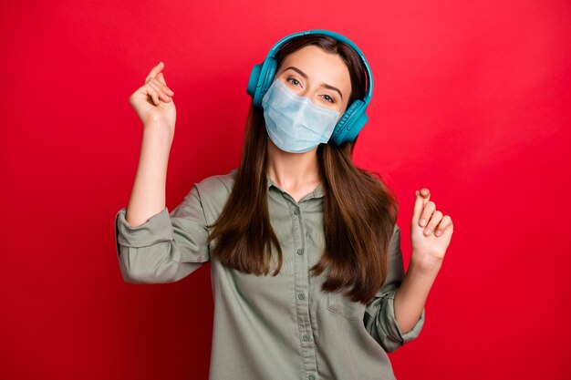 Retrato de bonita niña sana usar máscara de seguridad escuchar hit quedarse en casa infección cov medida preventiva