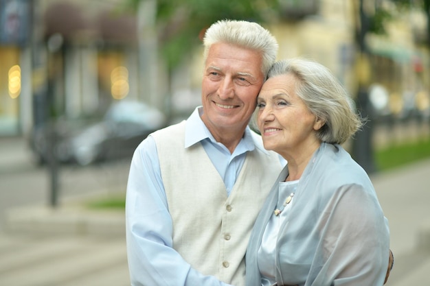 Retrato de una bonita pareja madura en la ciudad