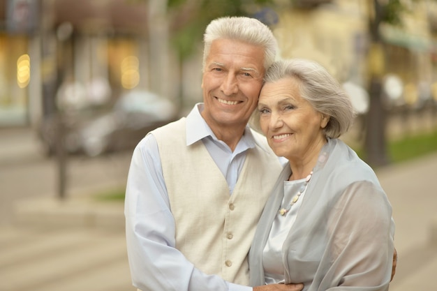 Retrato de una bonita pareja madura en la ciudad