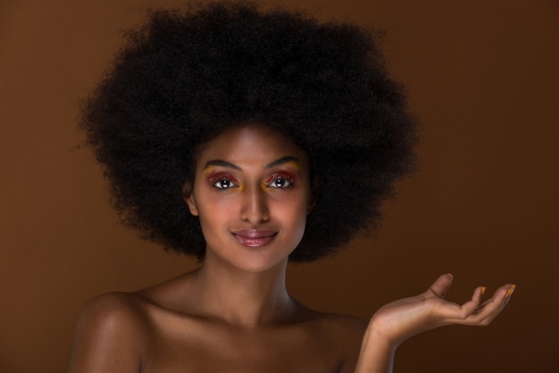 Retrato bonito da mulher negra, conceito de beleza e cuidados com a pele