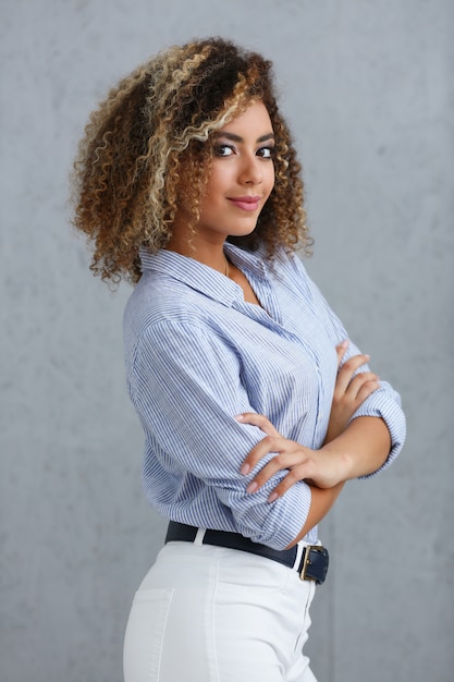 Foto retrato bonito da mulher negra