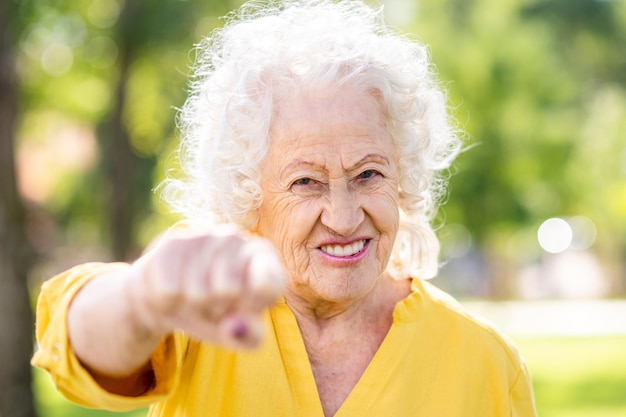 Retrato bonito e legal da mulher sênior