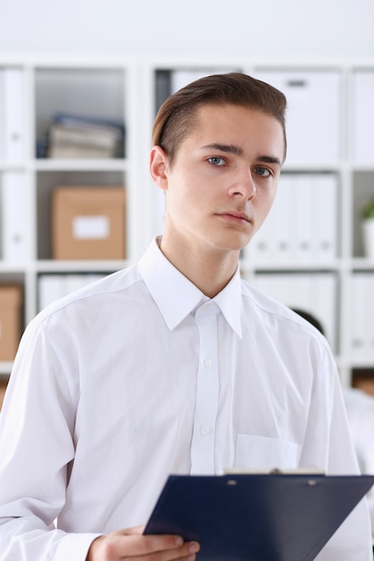 Retrato bonito empresário no local de trabalho