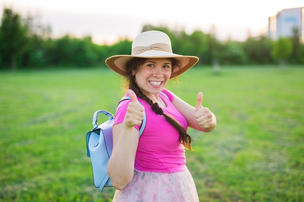 Foto retrato bonito engraçado rindo ou mulher surpresa com mochila e chapéu