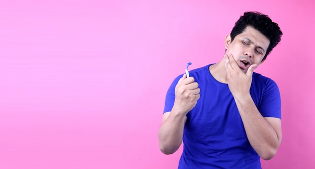 Retrato bonito homem da Ásia com uma barba em fundo rosa no estúdio