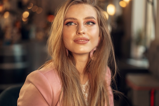 Retrato bonito modelo feminino em um café