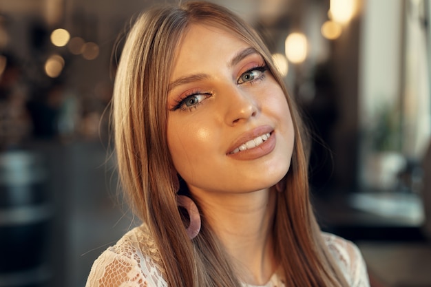 Retrato bonito modelo feminino em um café