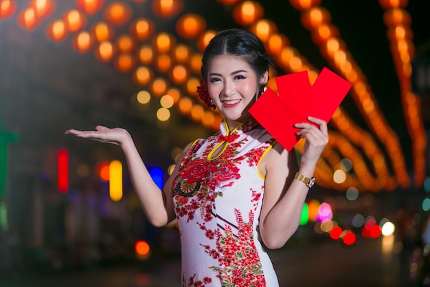 Retrato, bonito, mulher asian, em, cheongsam, vestido