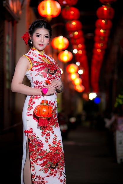 Retrato, bonito, mulher asian, em, cheongsam, vestido