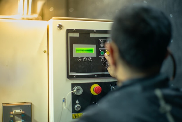 Retrato borroso del técnico que realiza el mantenimiento preventivo en la sala de control