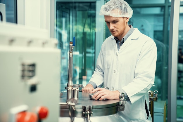 Retrato de un boticario científico extrayendo aceite de cannabis en laboratorio