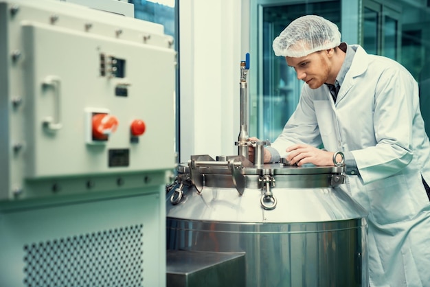 Retrato de un boticario científico extrayendo aceite de cannabis en laboratorio