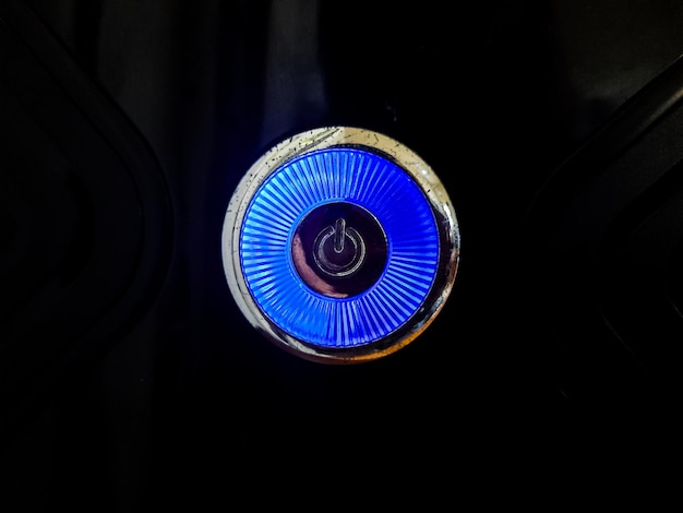 Foto retrato del botón de encendido en una computadora de escritorio con luz indicadora
