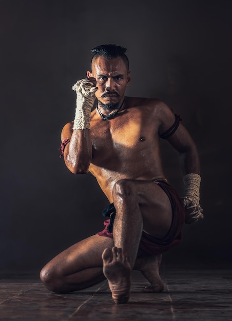 Retrato de un boxeador sin camisa contra un fondo negro
