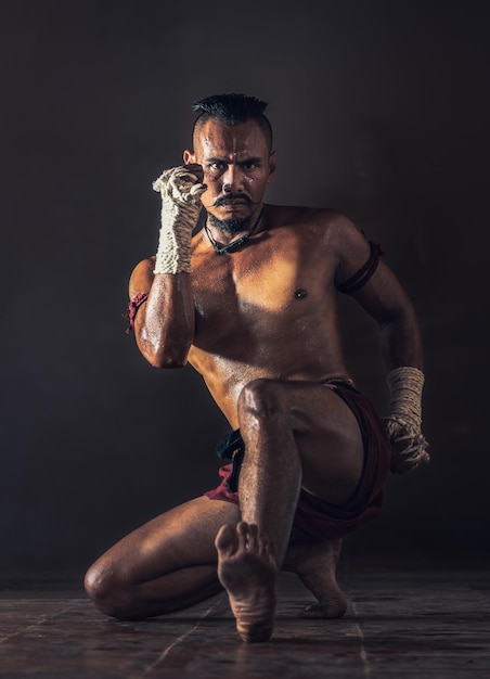 Foto retrato de un boxeador sin camisa contra un fondo negro