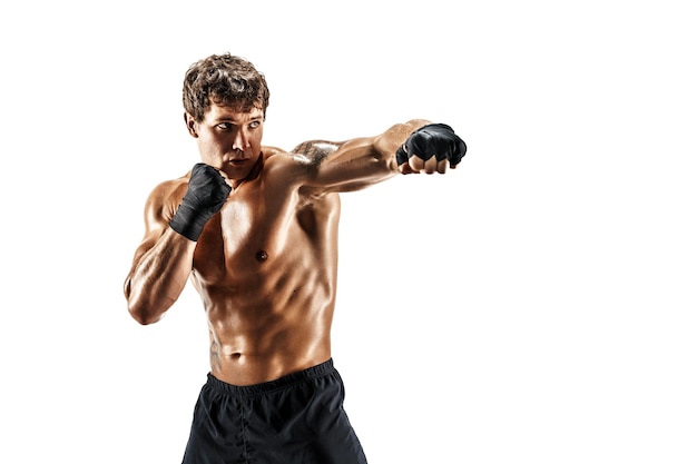 Retrato de boxeador masculino que entrena y practica jab sobre fondo blanco deporte estilo de vida saludable