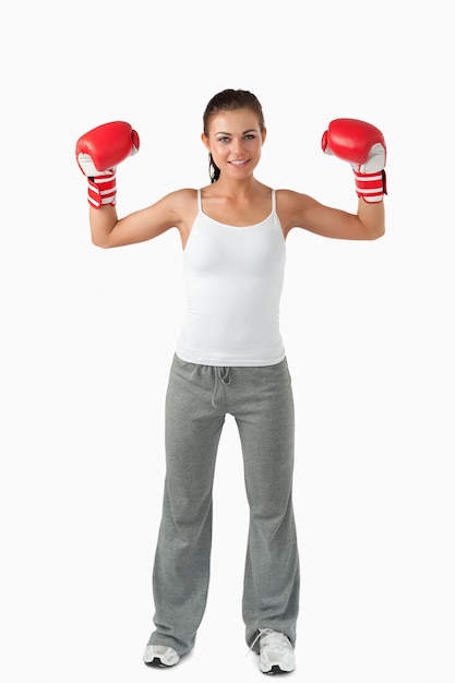 Retrato de un boxeador de sexo femenino sonriente que se levanta