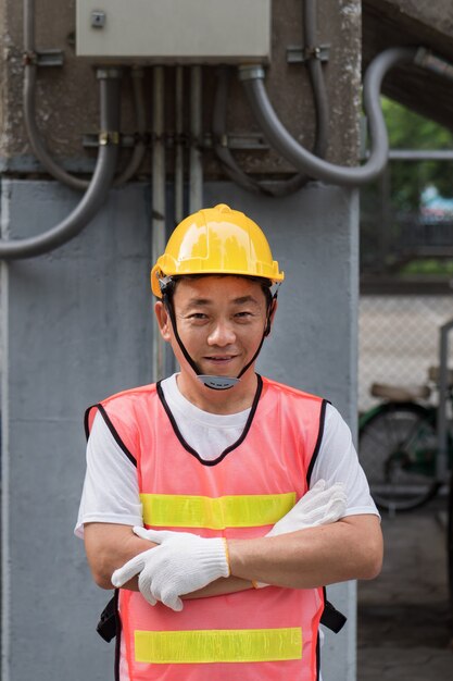 Retrato de brazo de trabajador de construcción o electricista seguro cruzado