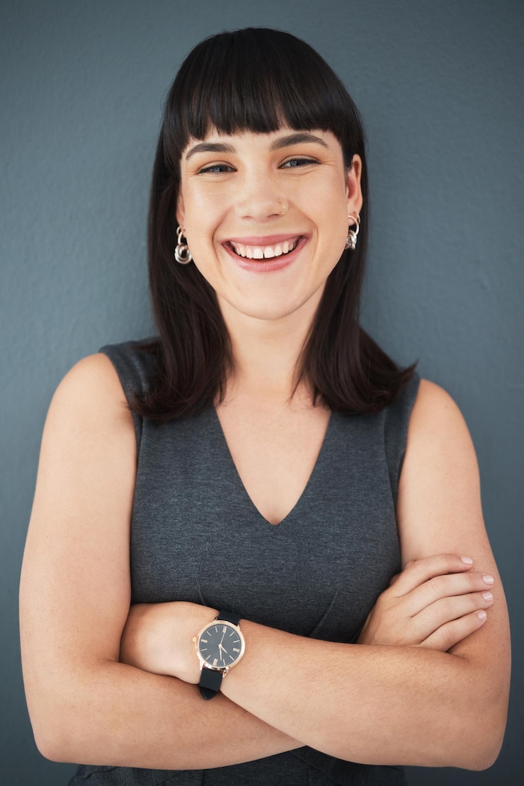 Foto retrato de brazos cruzados y sonrisa de mujer de negocios en el cargo con misión de visión y mentalidad de éxito jefe de cara y feliz empresaria segura y orgullosa de canadá sonriendo en compañía