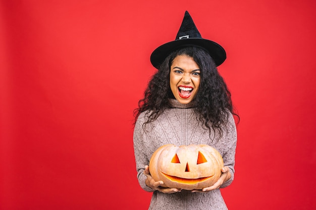 Retrato de bruja afroamericana de Halloween con calabaza