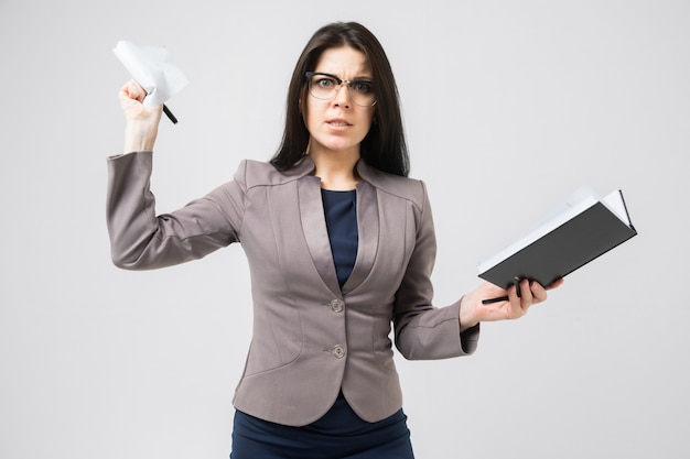 Retrato de brunet en traje con un cuaderno moderno en sus manos aisladas en