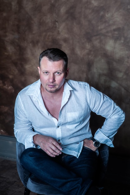 Retrato de un buen hombre blanco con camisa blanca