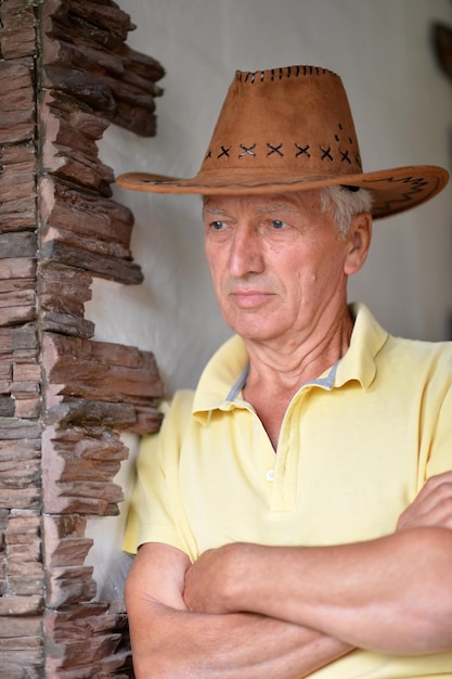 Retrato de un buen hombre maduro con sombrero de vaquero