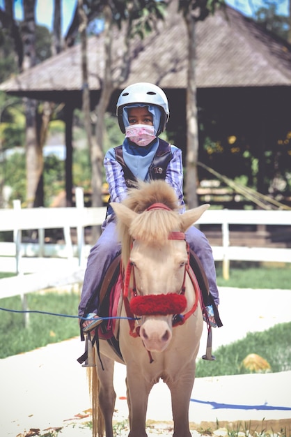 Foto retrato de un caballo montado