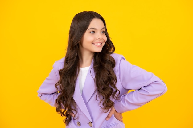 Retrato en la cabeza de una niña adolescente aislada en el fondo del estudio Concepto de estilo de vida infantil Maqueta espacio de copia Cara feliz emociones positivas y sonrientes de una niña adolescente