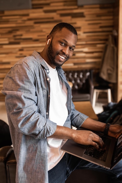 Retrato en la cabeza sonriente hombre de negocios afroamericano haciendo videollamada mirando a la cámara