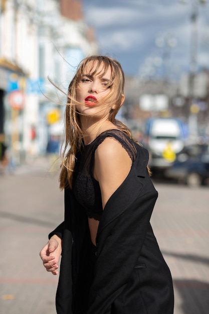 Retrato de la calle de glamour joven con chaqueta con maquillaje brillante