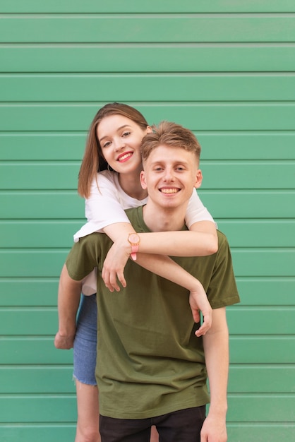 Retrato de la calle de un stand de pareja feliz