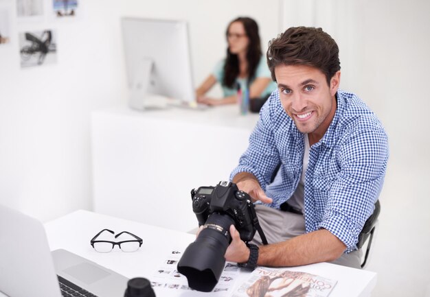 Foto retrato de cámara y fotógrafo mirando una sesión de fotos en un estudio o taller para la producción sonrisa creativa y artista con equipo dslr para la inspección de imágenes fotográficas en el lugar de trabajo moderno